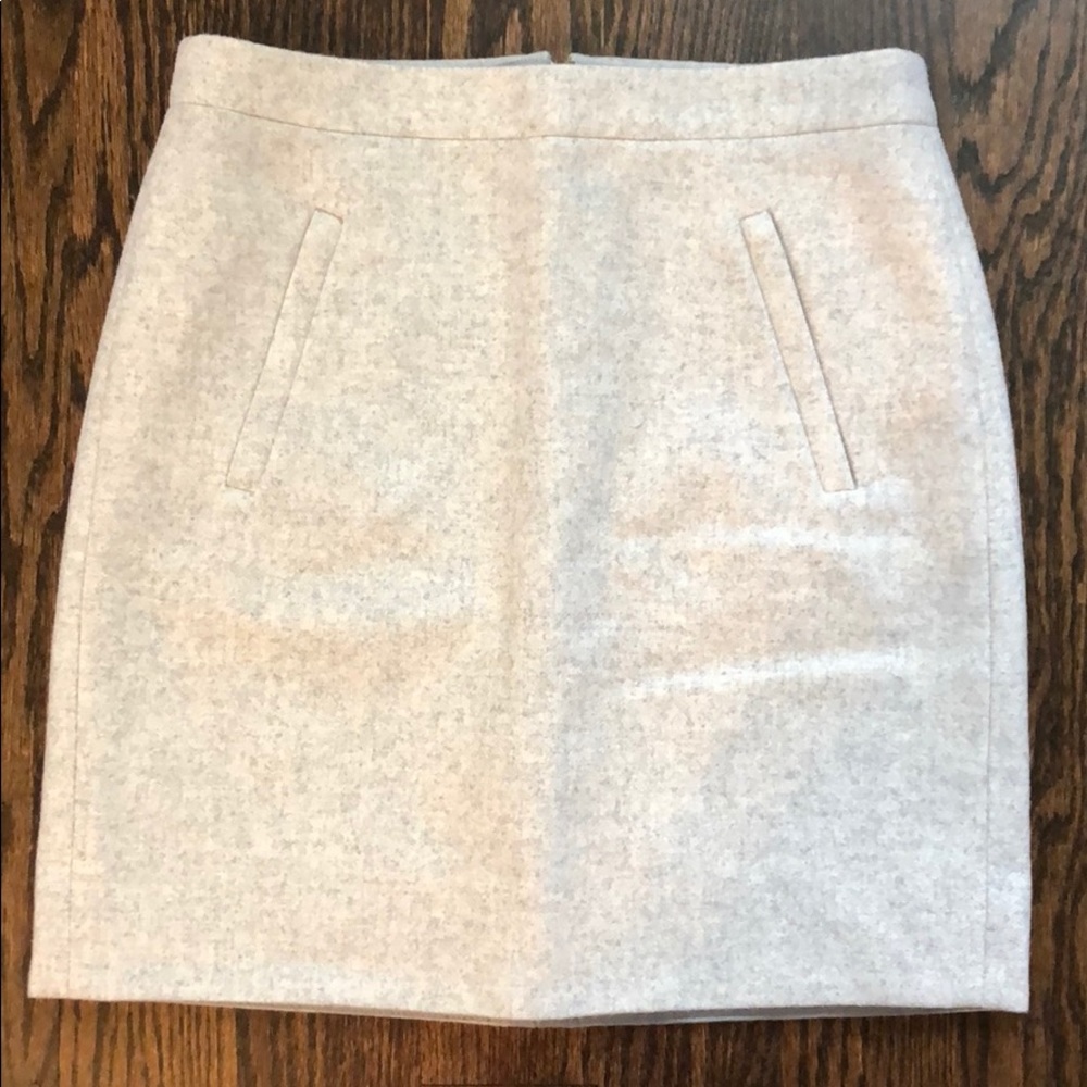 Jcrew skirt. 70% wool, 30% viscose.